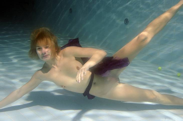 Голая под водой девушка покажет своё сексуальное тело в самых невообразимых
