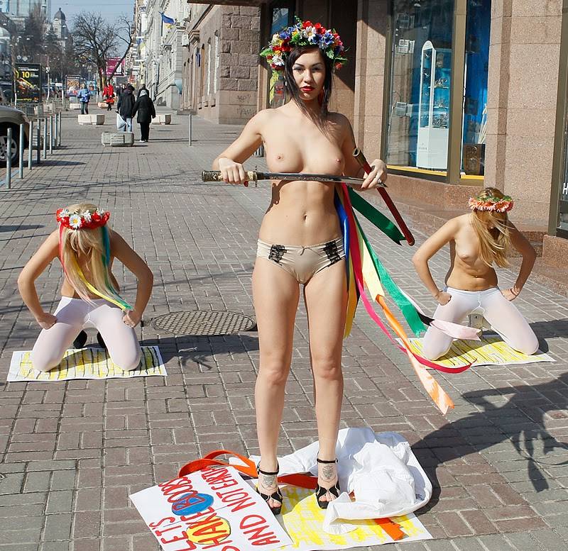 Голая украинка в киевском метро фото