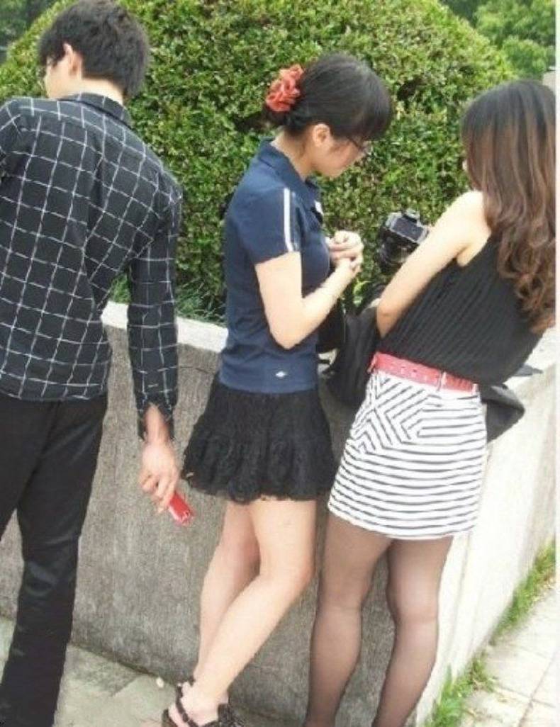 Извращенец сфоткал. Извращенные школьники. Девочки и мальчики подглядывают. Японцы фотографируют под юбкой.