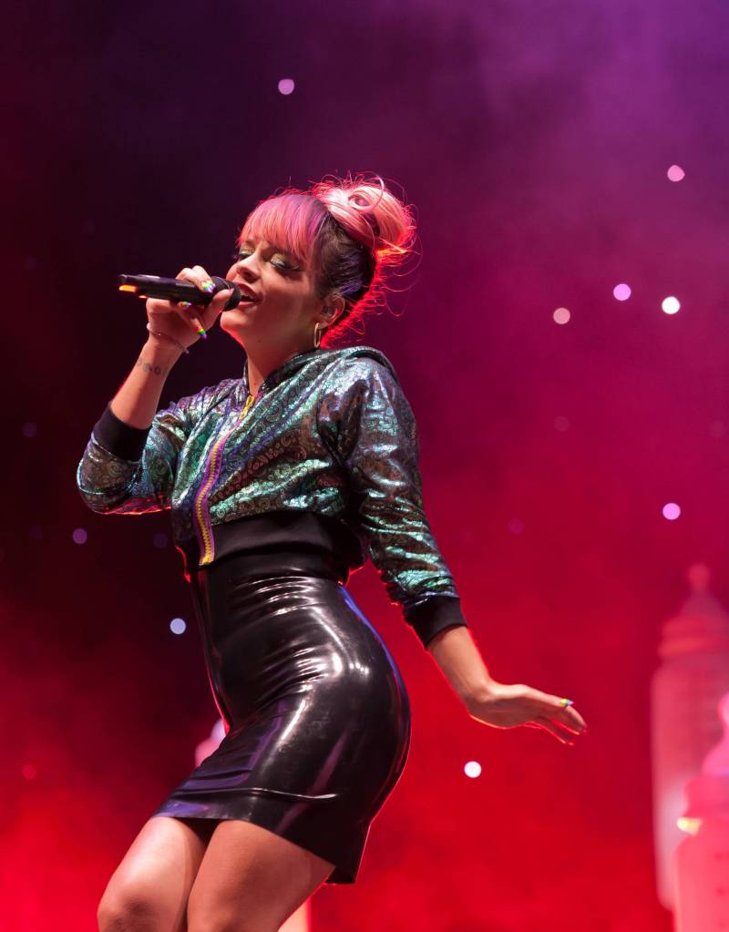 Nsfw Lily Allen Upskirt With No Panties