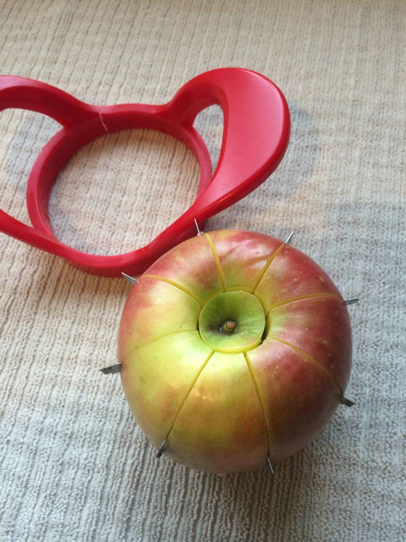 Для лучшего хранения яблоки протирают. Смешное яблоко. Почисти яблоко. Старинные яблокочистки. Прибор для чистки яблок.